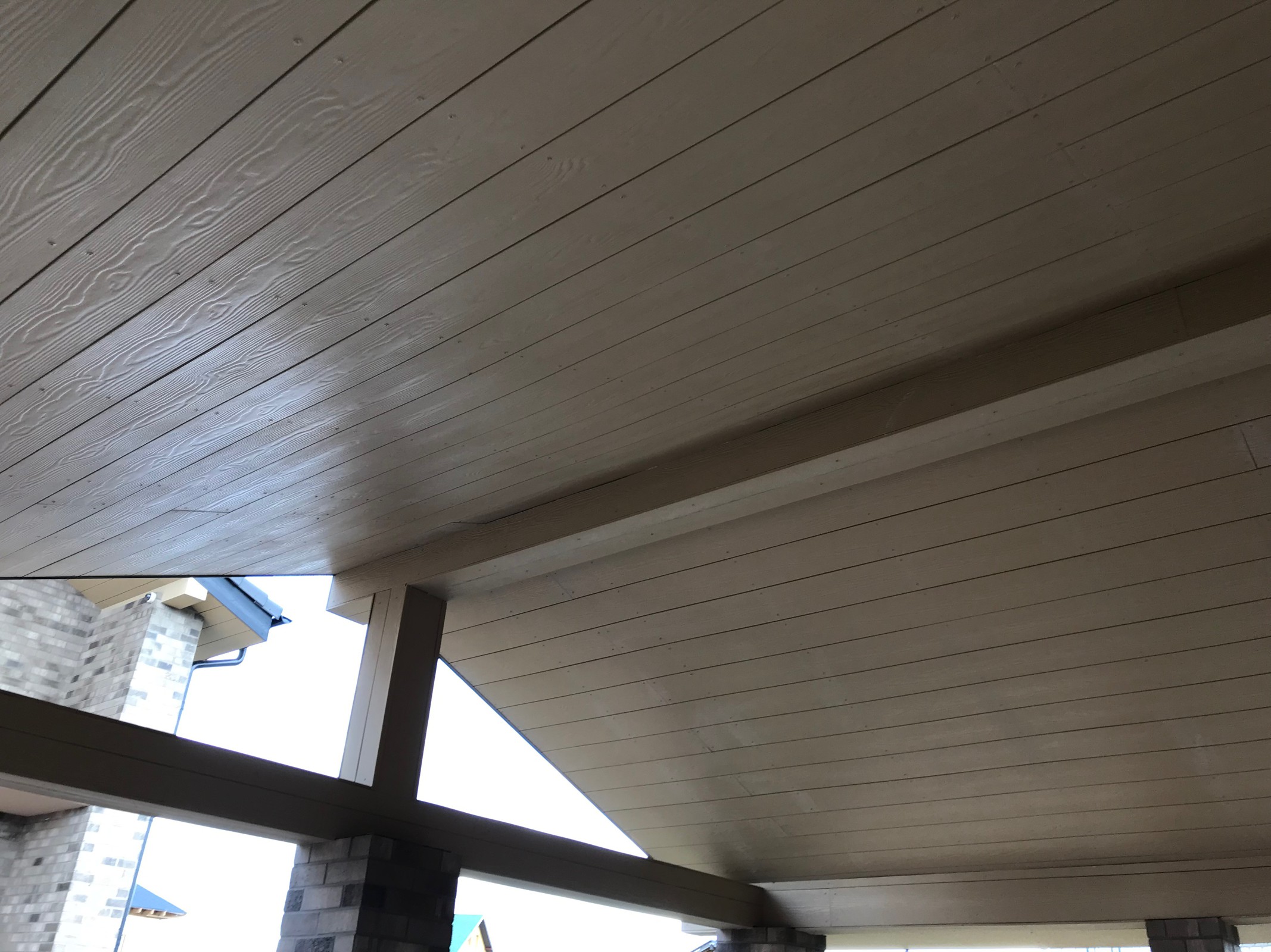 Подшивка свесов фиброцементным сайдингом Cedral.