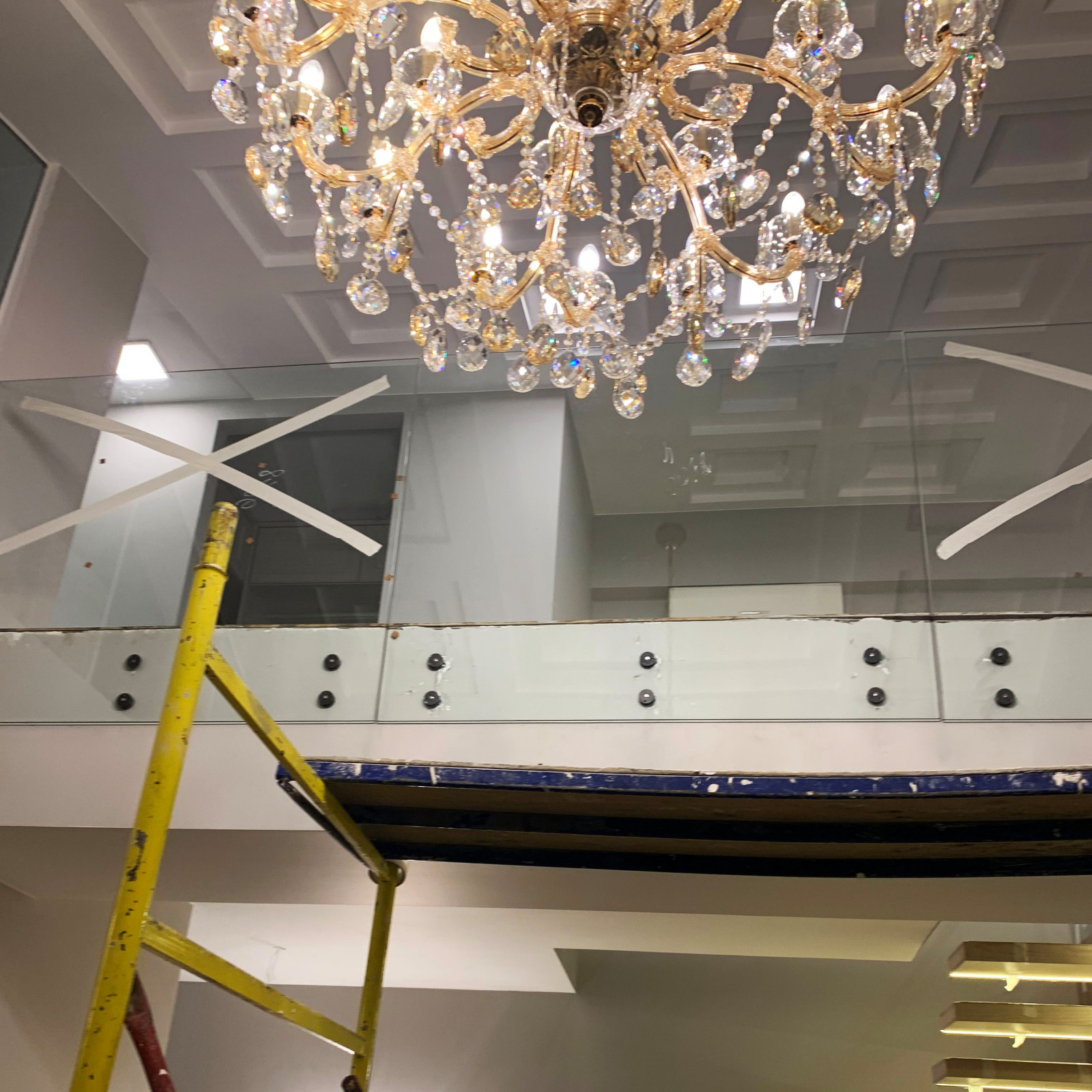 Лестница с консольными ступенями на стекле