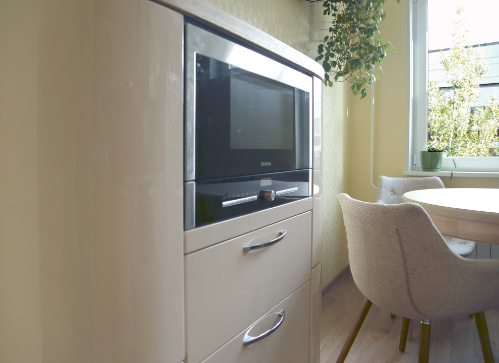 Комод на кухне в стилистике остальной кухонной мебели