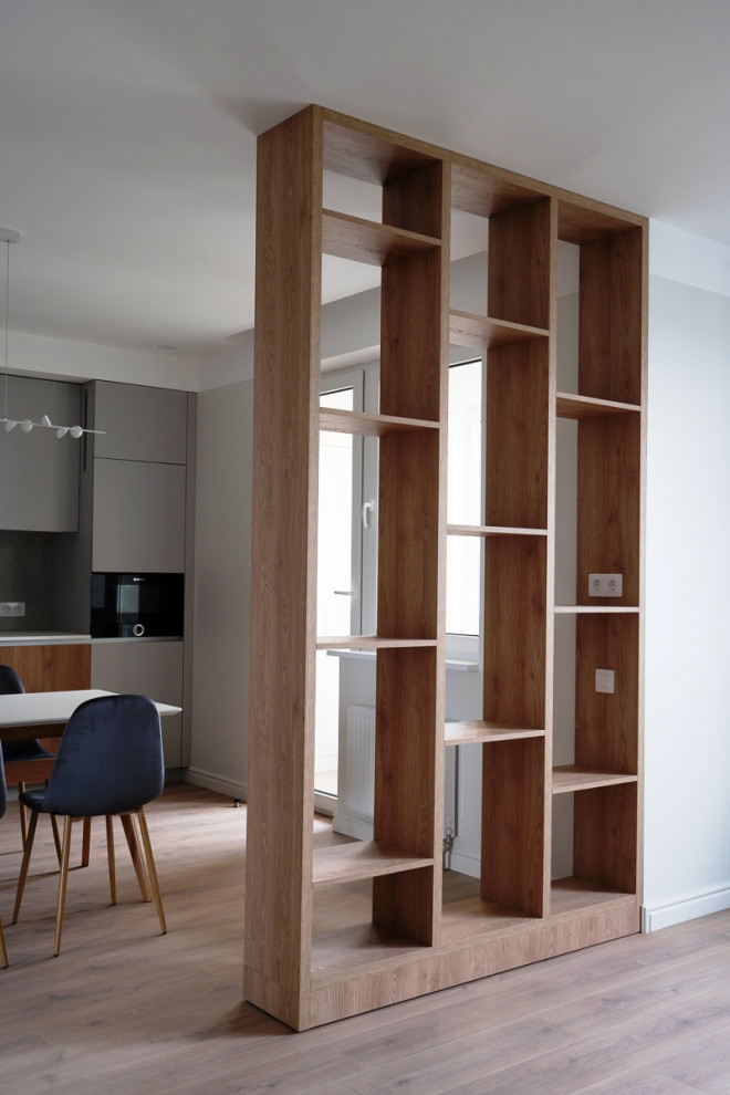 Еще одна серая кухня в большом проекте современной московской квартиры