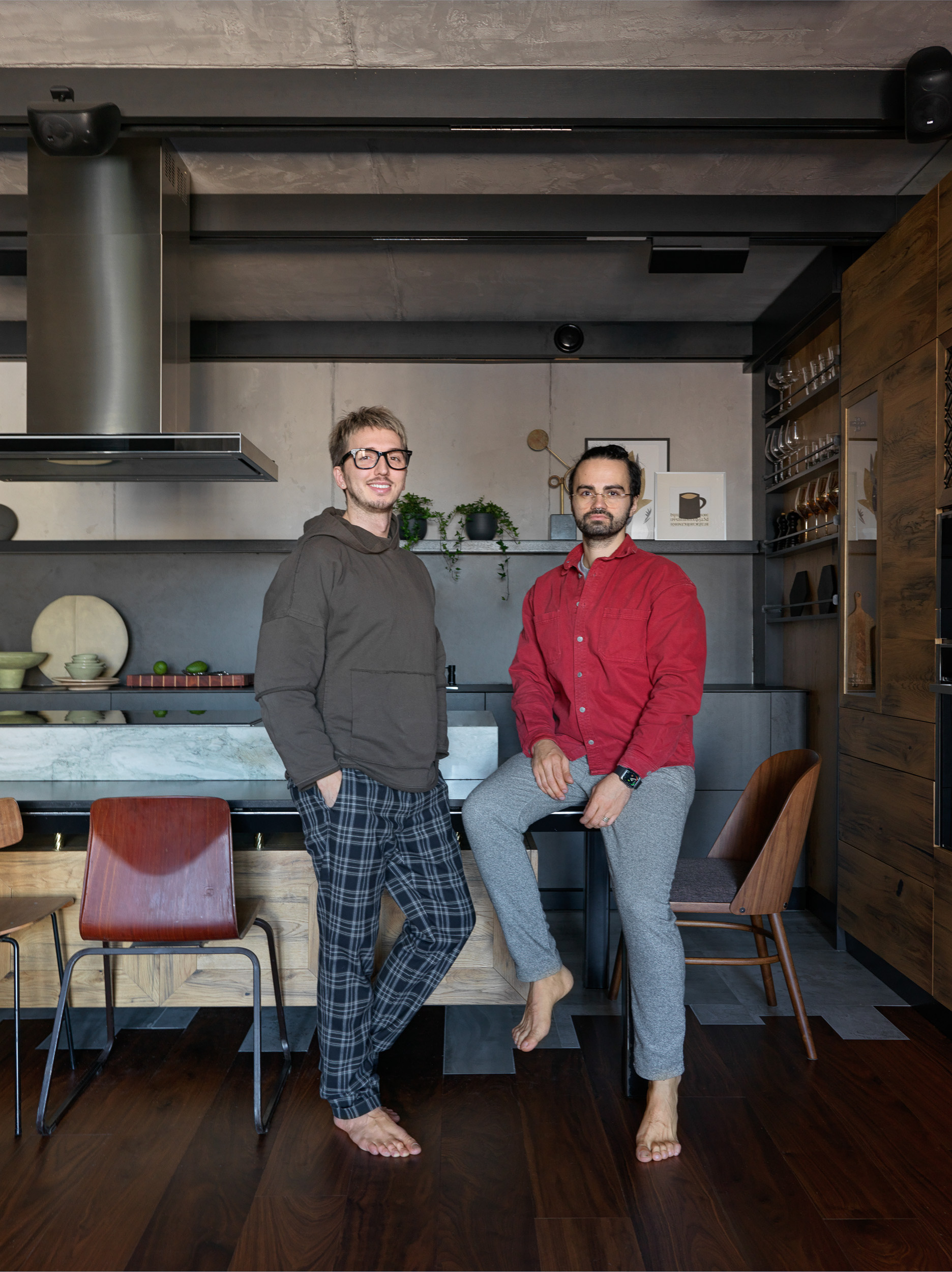 Houzz тур: Брутальная квартира с комнатой для коллекции гитар