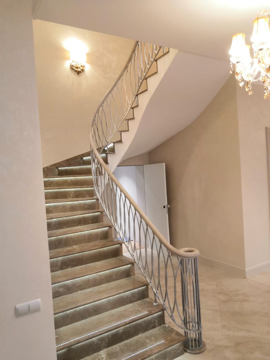 Бетонная лестница с авторским кованным радиусным ограждением