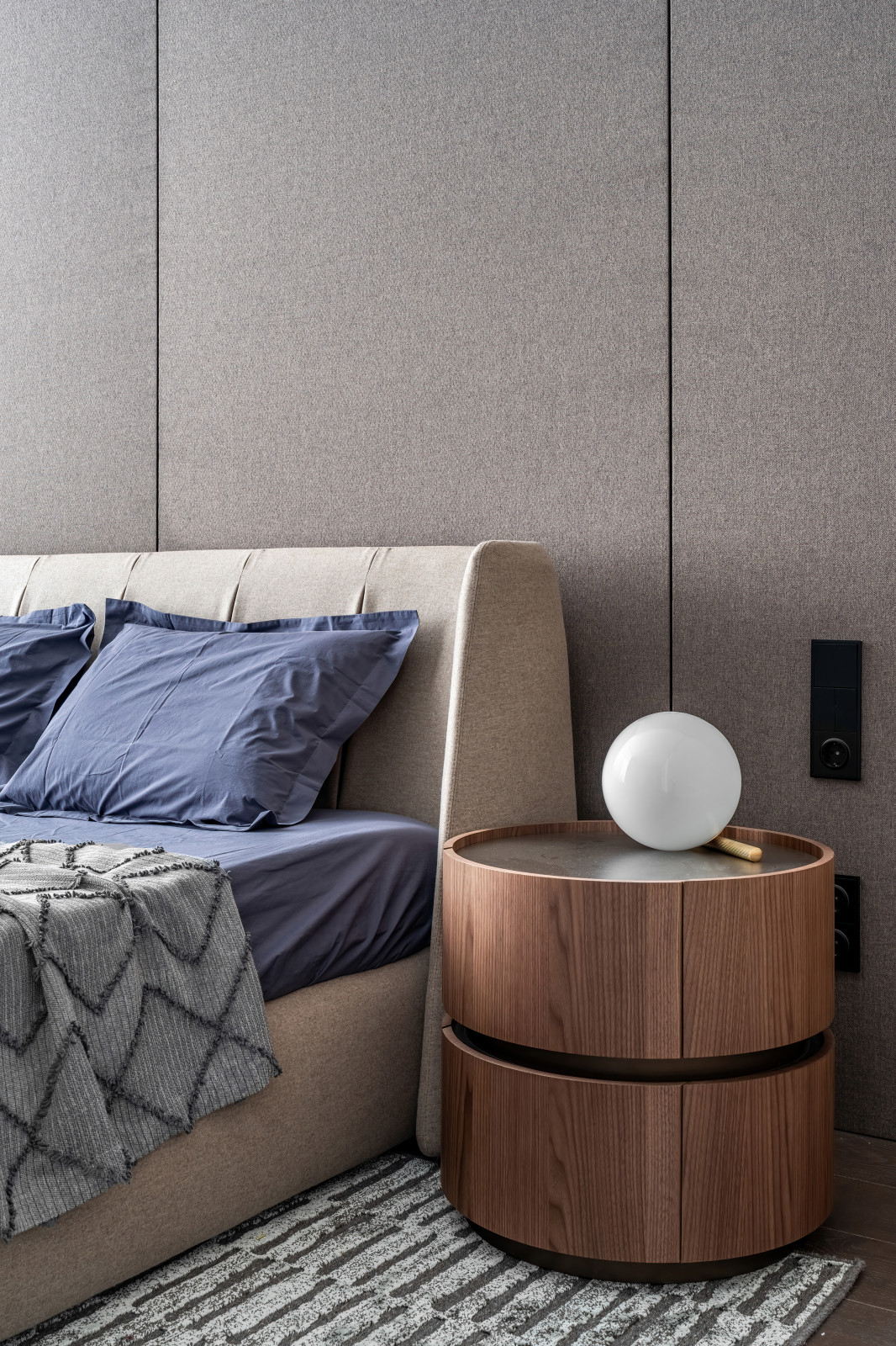 Двухэтажный загородный дом в современном стиле с глиняными акцентами