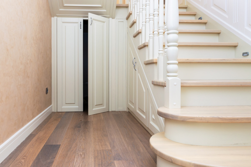 Лестница в классическом стиле из ясеня