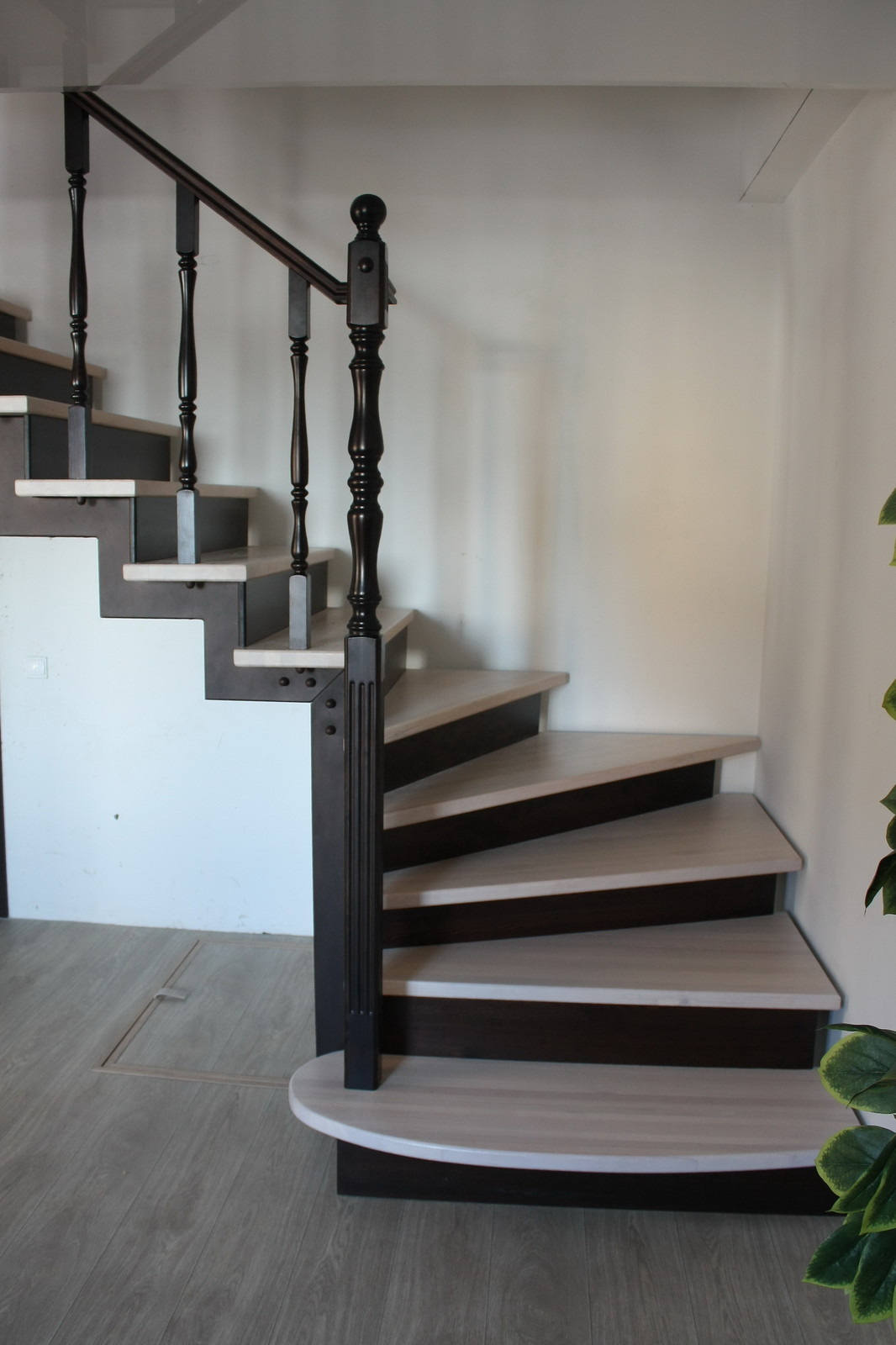 Обложка проекта: Лестница на металлокаркасе с ограждением из дерева