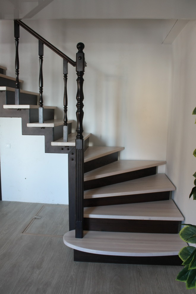 Лестница на металлокаркасе с ограждением из дерева