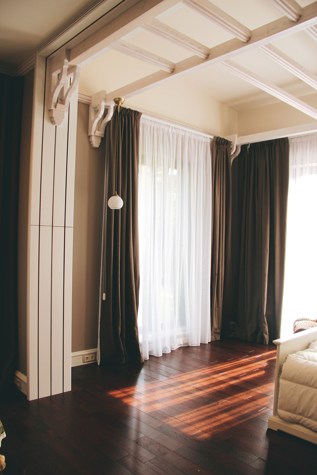 Загородная усадьба у озера.