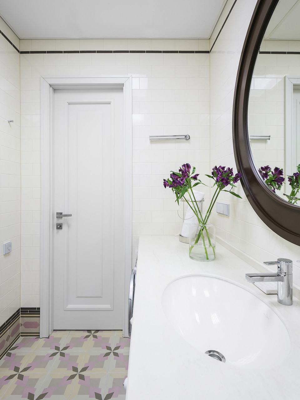 Houzz тур: Квартира с цветными шкафами для коллекции фарфора