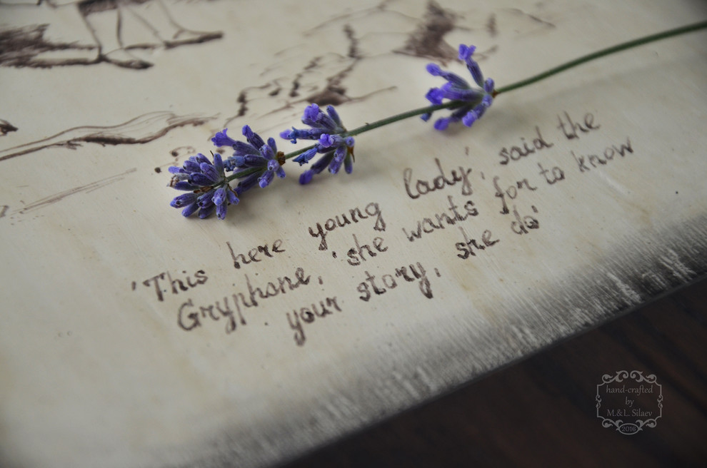 Рисунки в авторской технике на дубовой доске. "Алиса в зазеркалье", сюжеты Д. Тэ