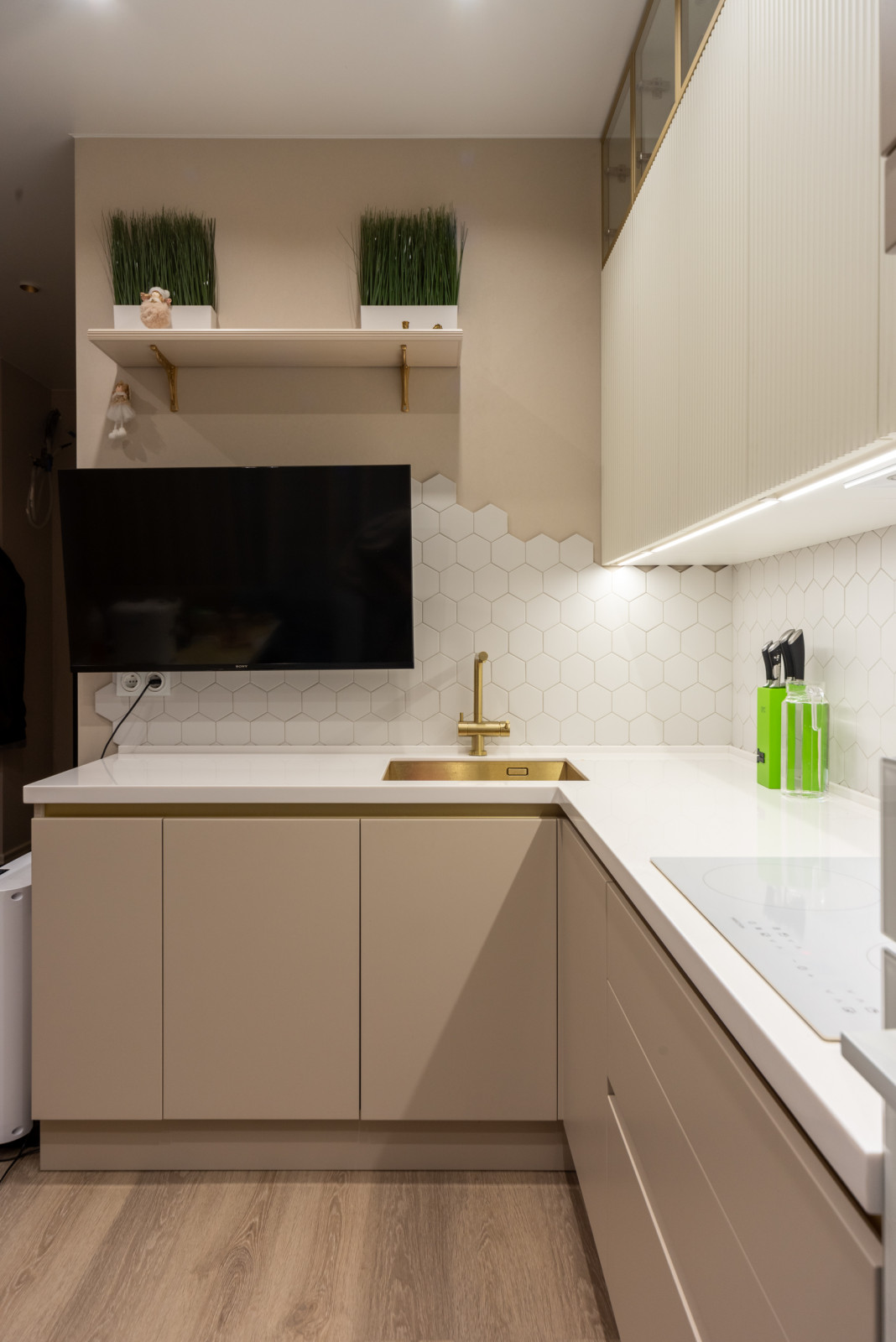 Красивая кухни и вместительная гардеробная