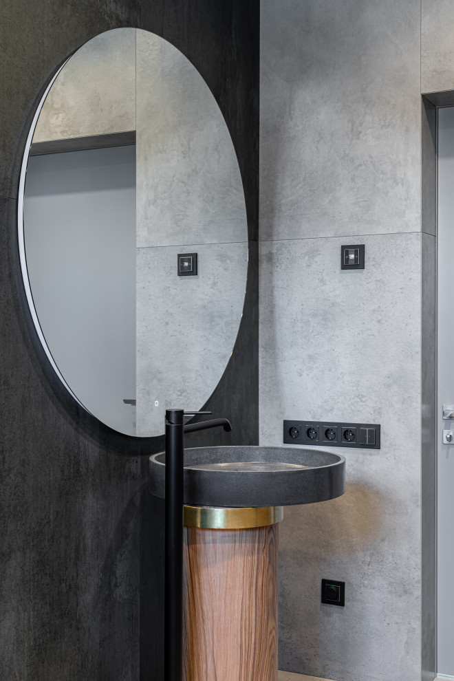 Камень внизу, дерево вверху.