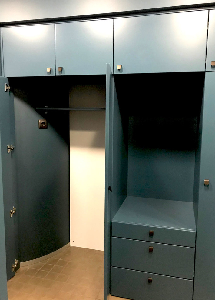 Шкаф в прихожей в квартире студии