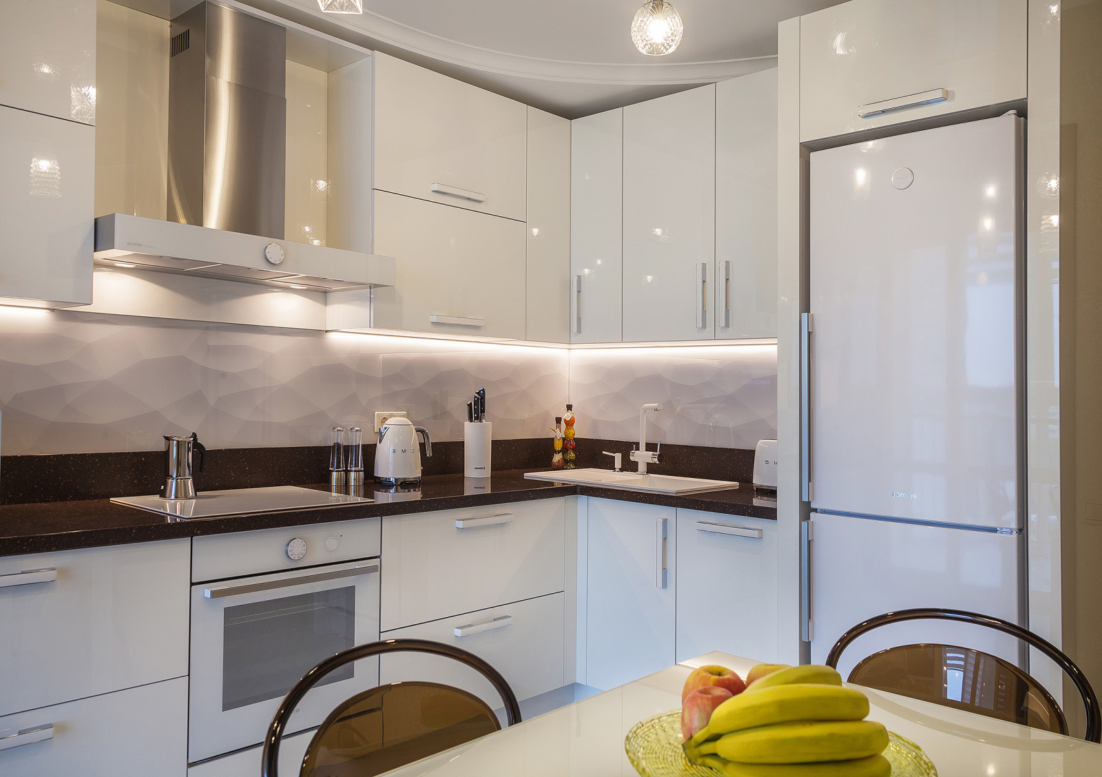 Светлая кухня в современном стиле