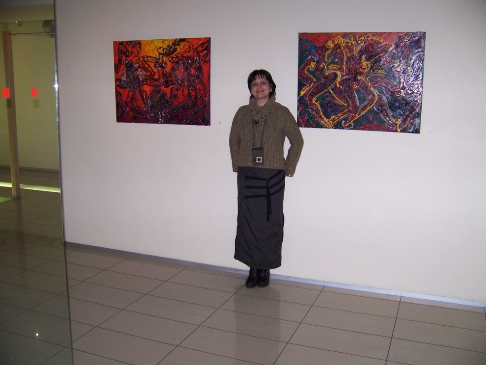 На фоне картин Лики Волчек