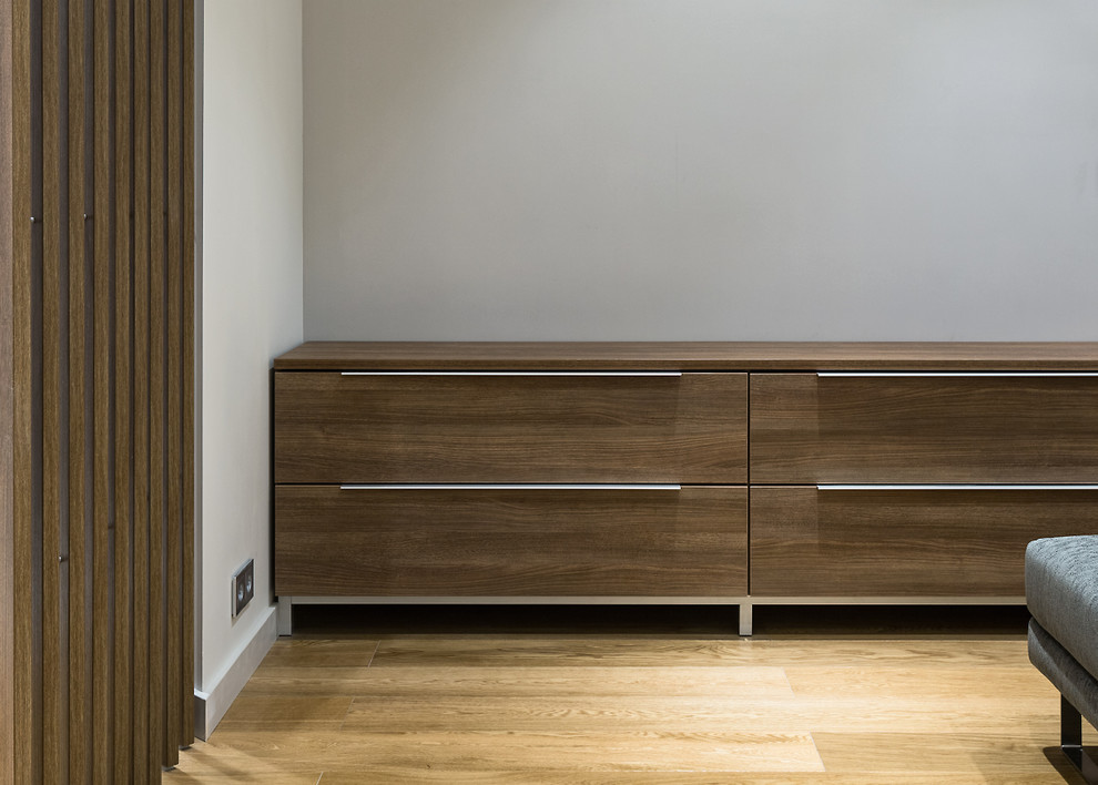 Просторная квартира с 2 спальнями в серых тонах.