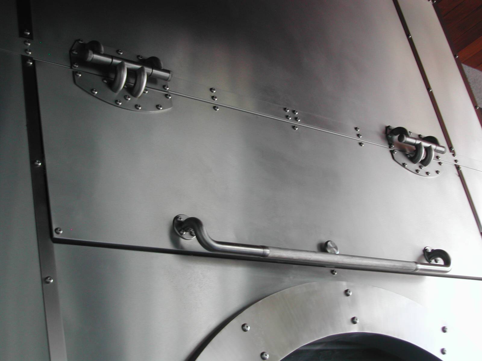 Нержавеющая сталь в интерьере бассейна загородного дома