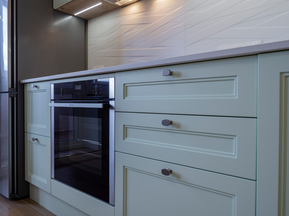 Нежная светло-мятная кухня в стиле неоклассика