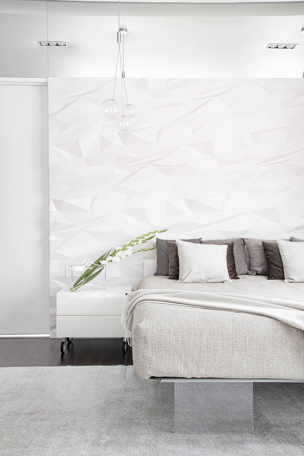 Большой красивый белый дом