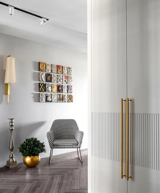 Квартира в стиле фьюжен с золотистой вытяжкой и коллекцией статуэток