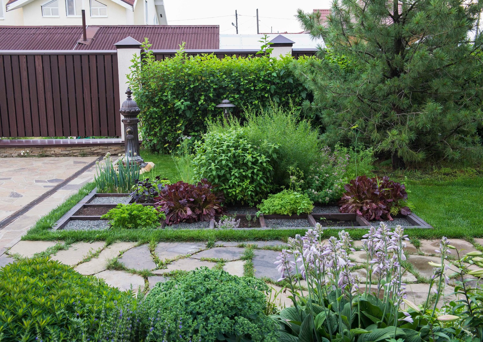 Маленький сад в пригороде