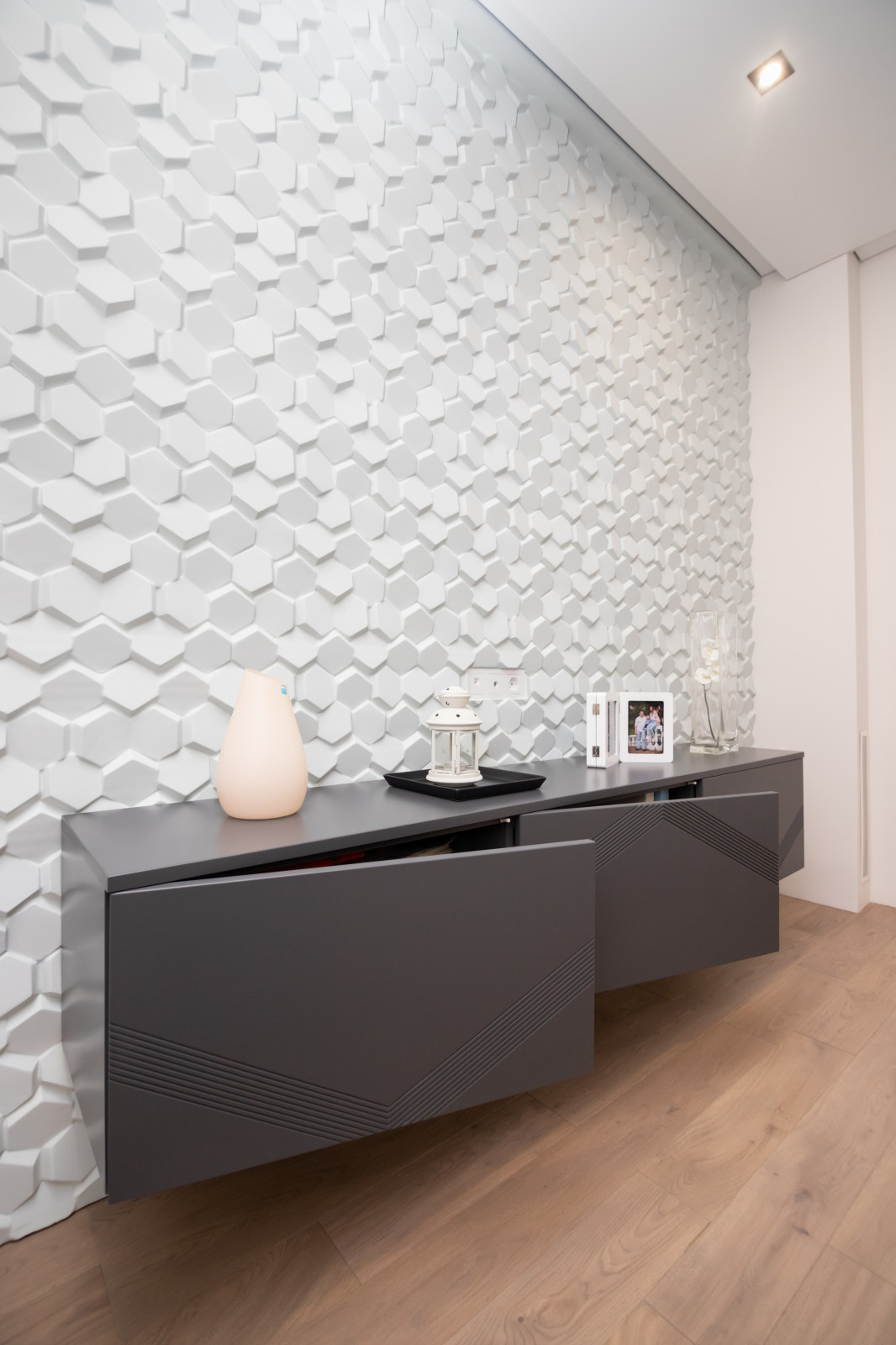 Кухня в серо-голубом цвете с барной стойкой и подвесная тумба в гостиную