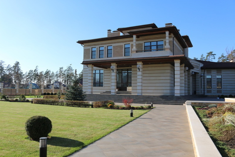 Усадьба с комплексом построек