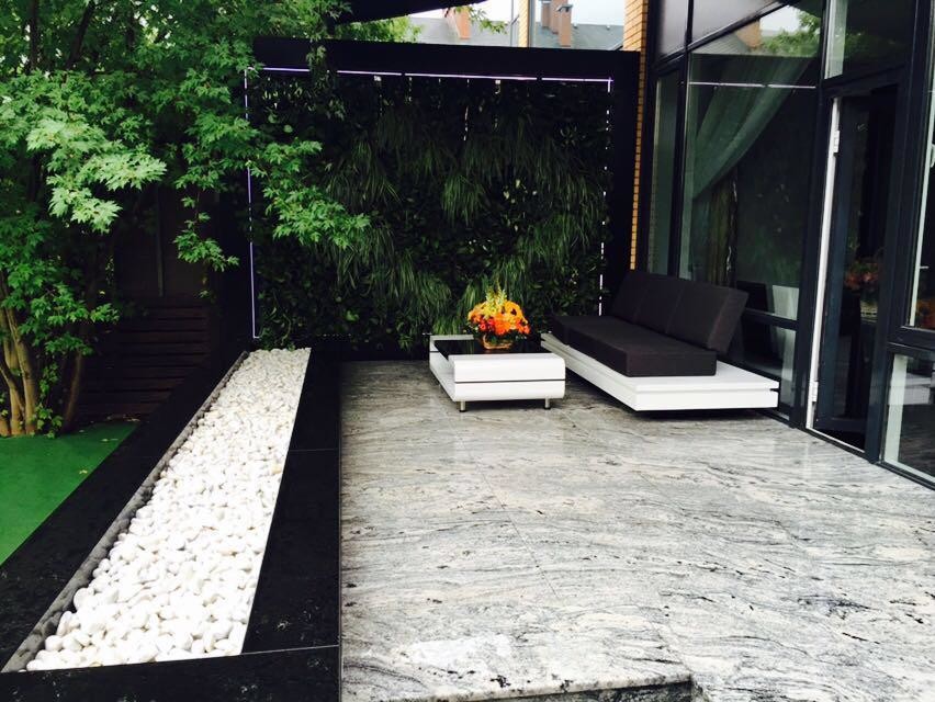 Открытая терраса на заднем дворике загородного дома