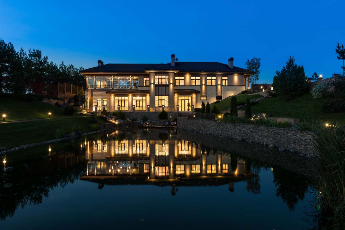 Дом в овраге ночью