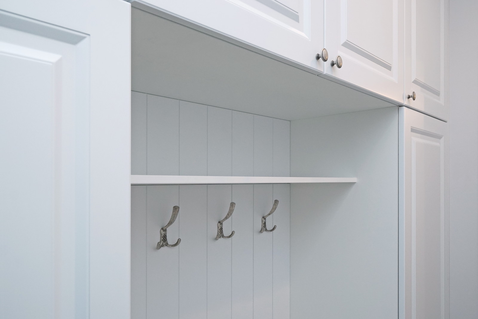 Прихожая, хозшкаф и ванная - всё в белом!