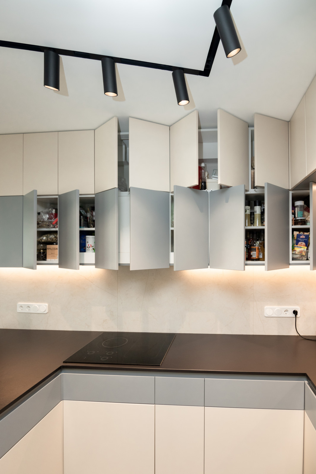 Современная кухня-гостиная с необычной барной стойкой и ТВ-зоной