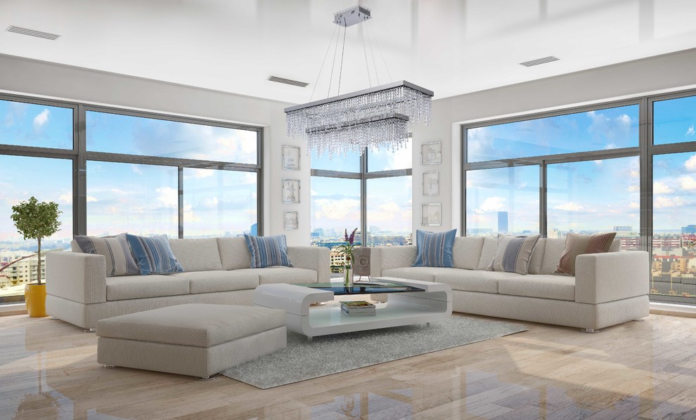 Просторная гостиная с витражными окнами