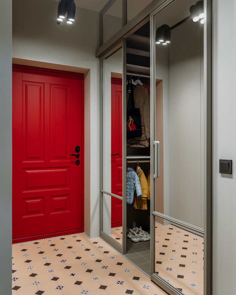 Семейная квартира с красными акцентами и видом на лес