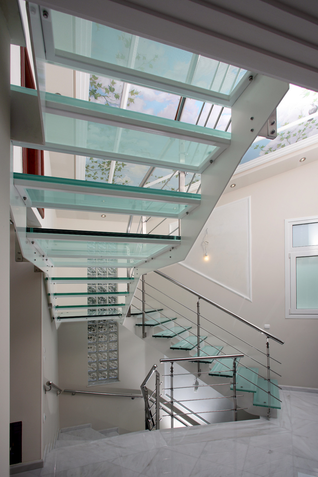 Лестница на металлических косоурах со стеклянными ступенями