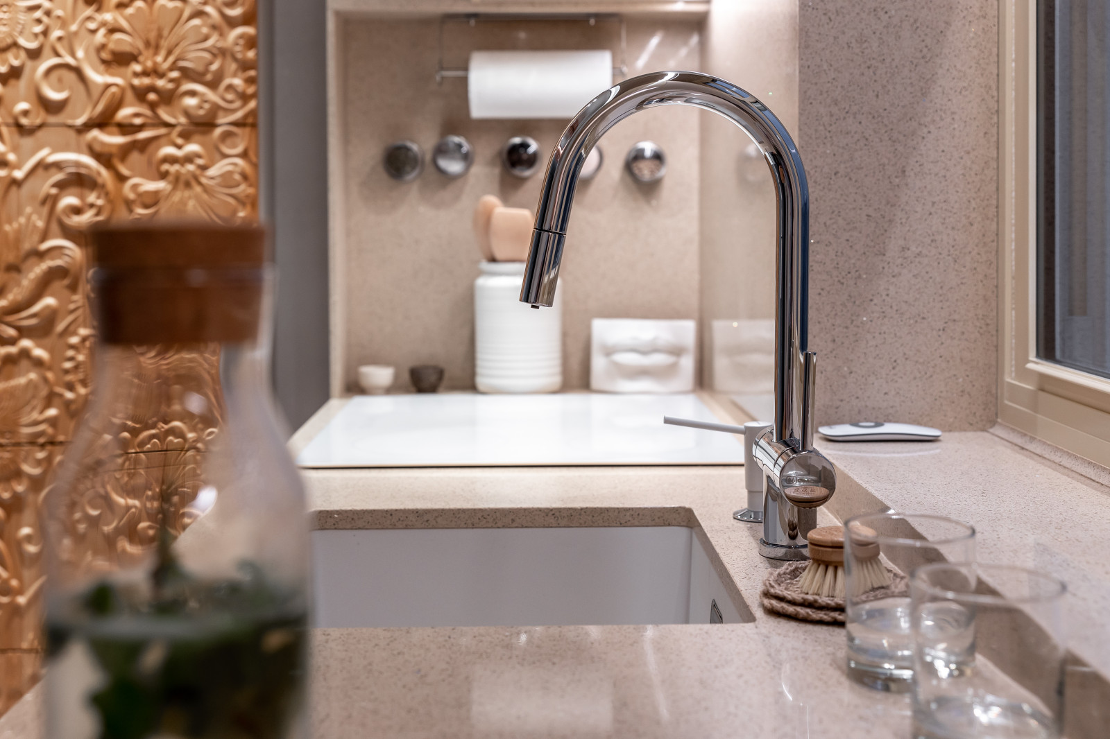 Тропическая кухня под цветком протеи