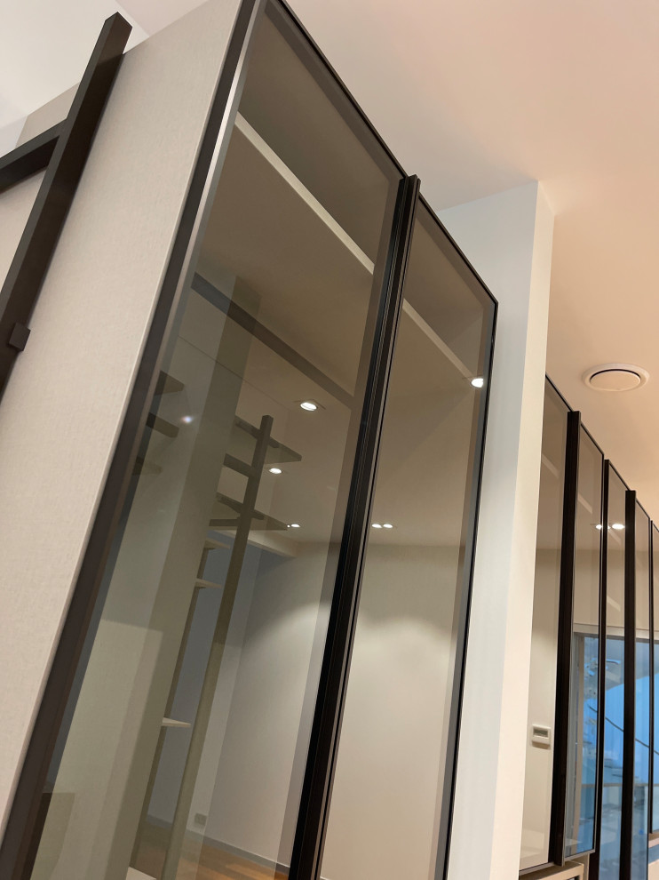 Распашной шкаф с системой RPE raumplus и Гардеробная система UNO raumplus