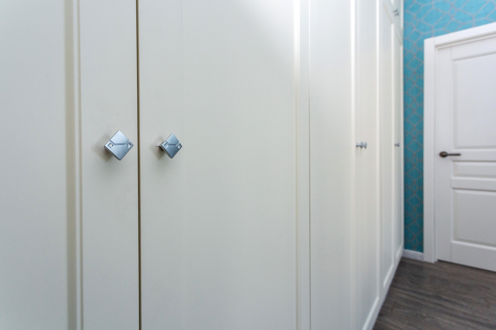 Шкаф в спальню в стиле современная классика