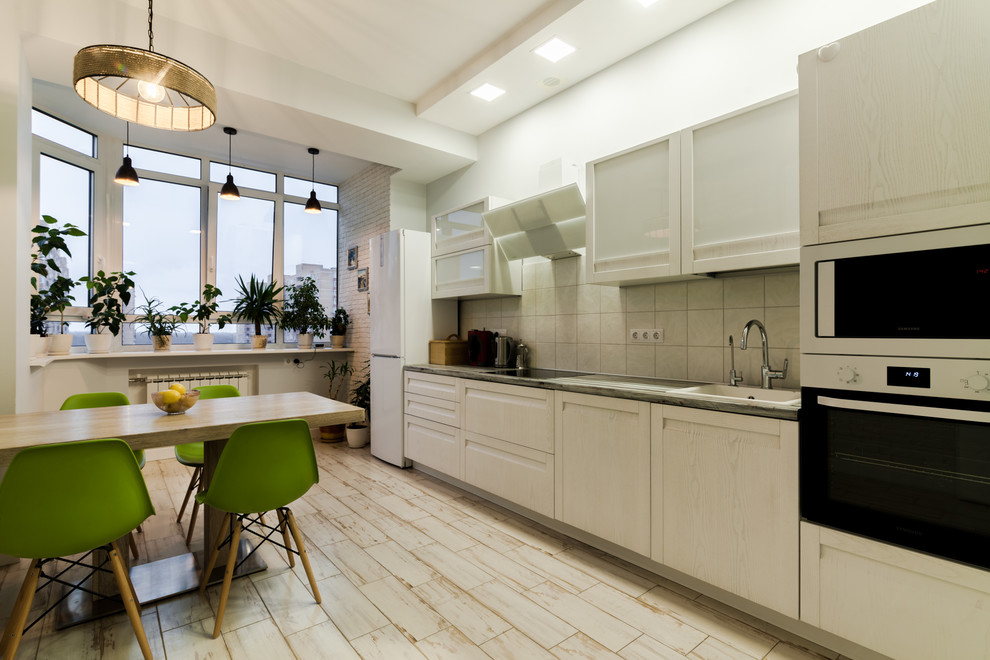 Просторная трехкомнатная квартира с приятным разноуровневым освещением в минимал