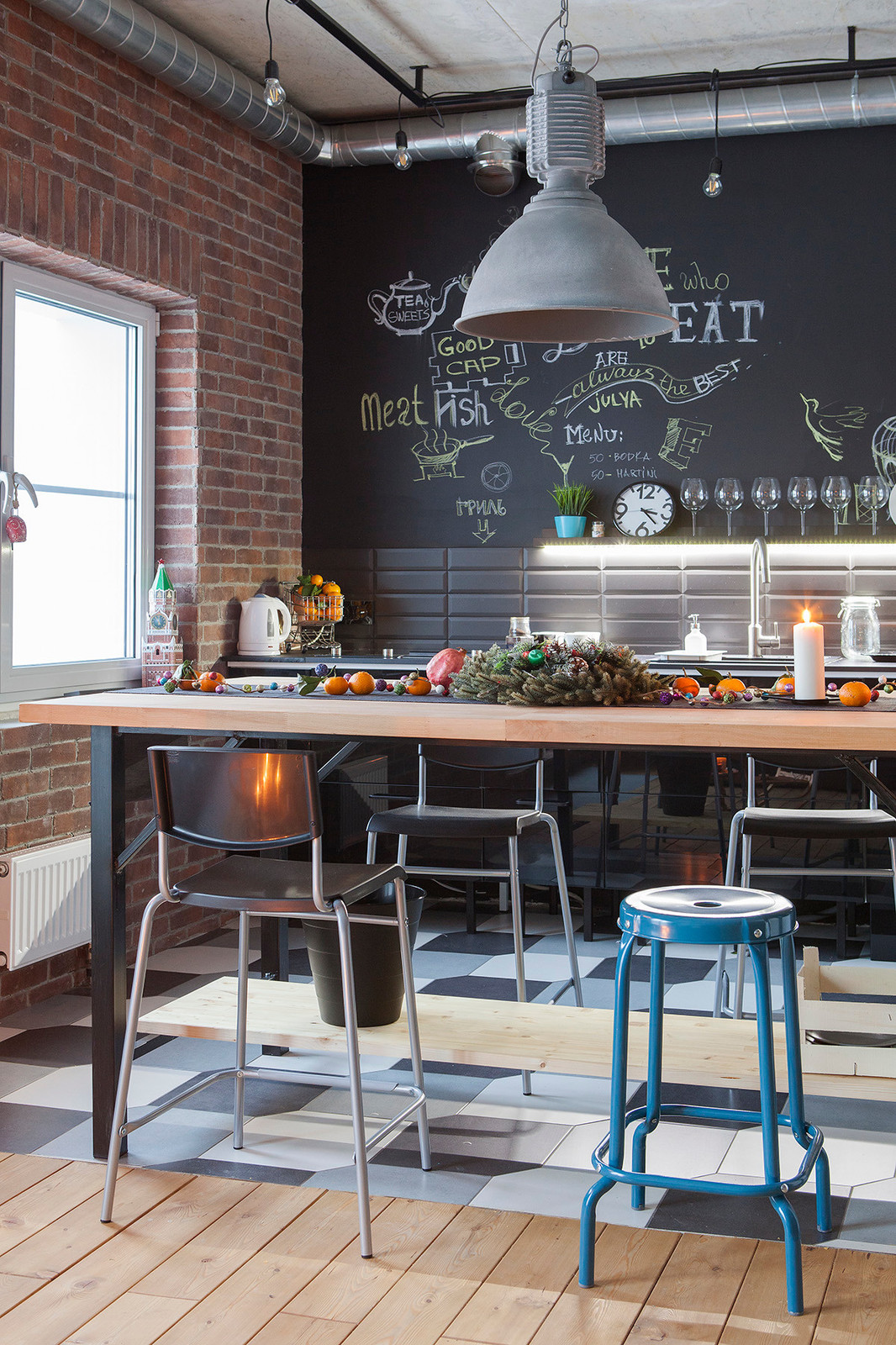 В гостях: Новый год в Ромашково с деревянной елкой и Малевичем