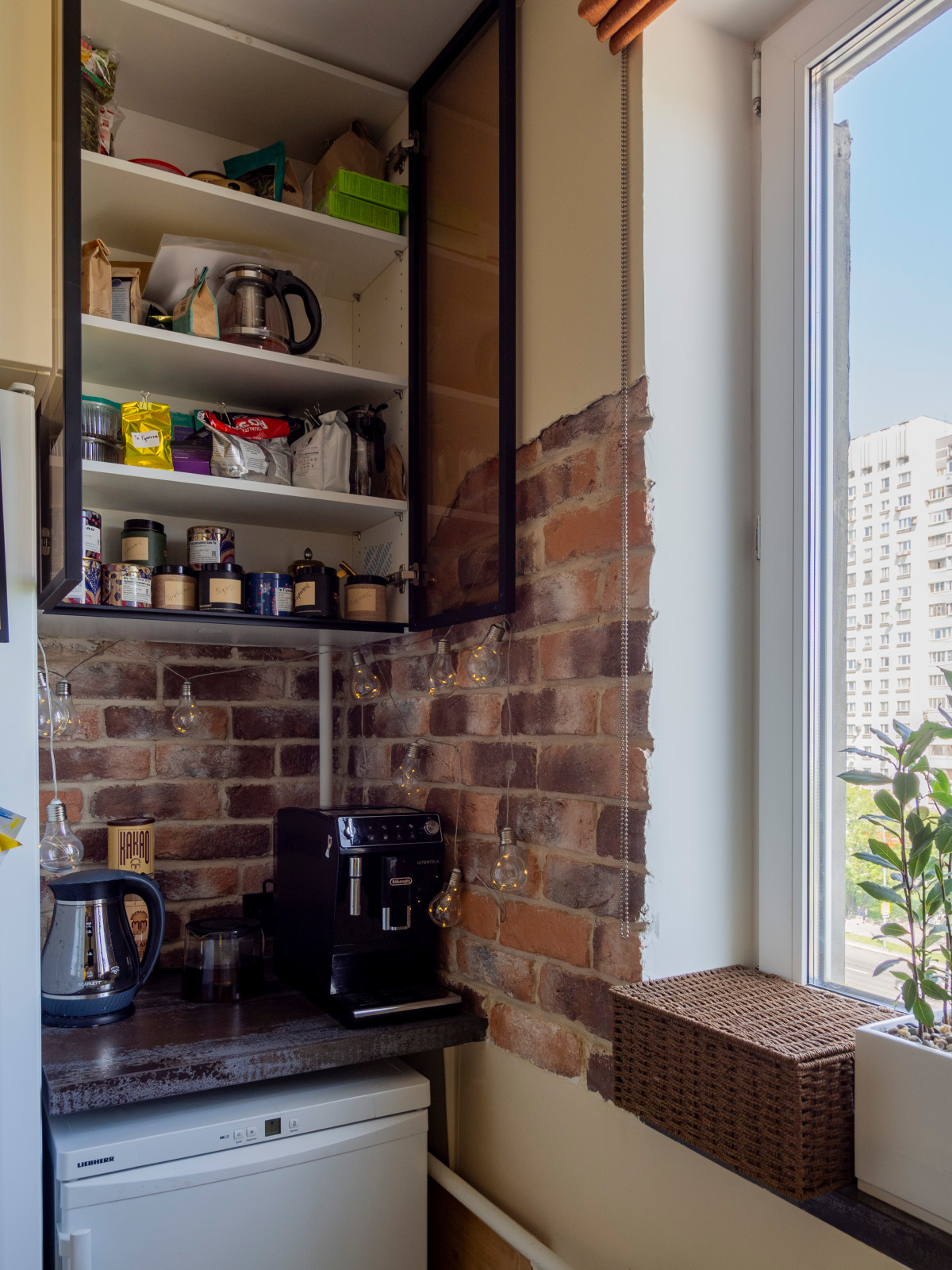 Кухня в стиле неоклассика без верхних модулей