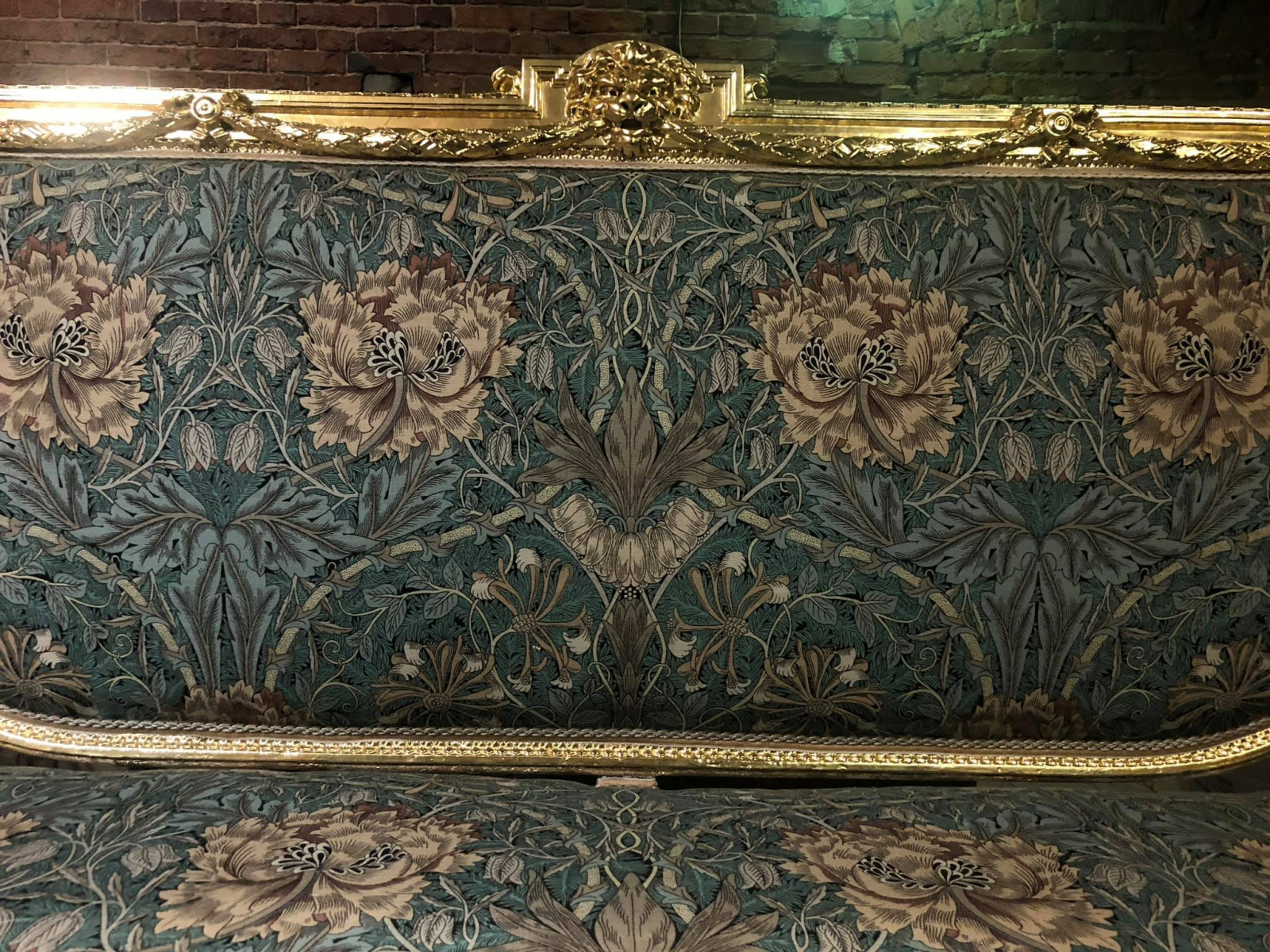 Реставрация дворцового дивана с дельфинами. XIX век