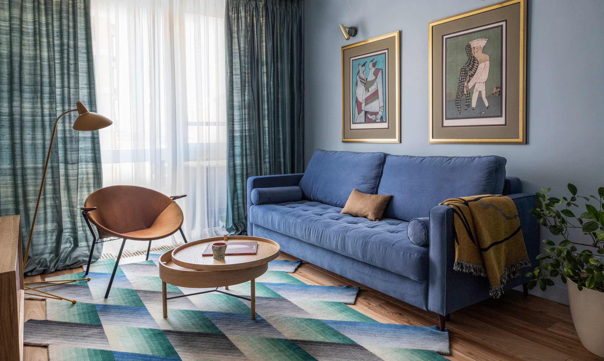 Проект недели: Синяя кухня с винтажными предметами и зайцем