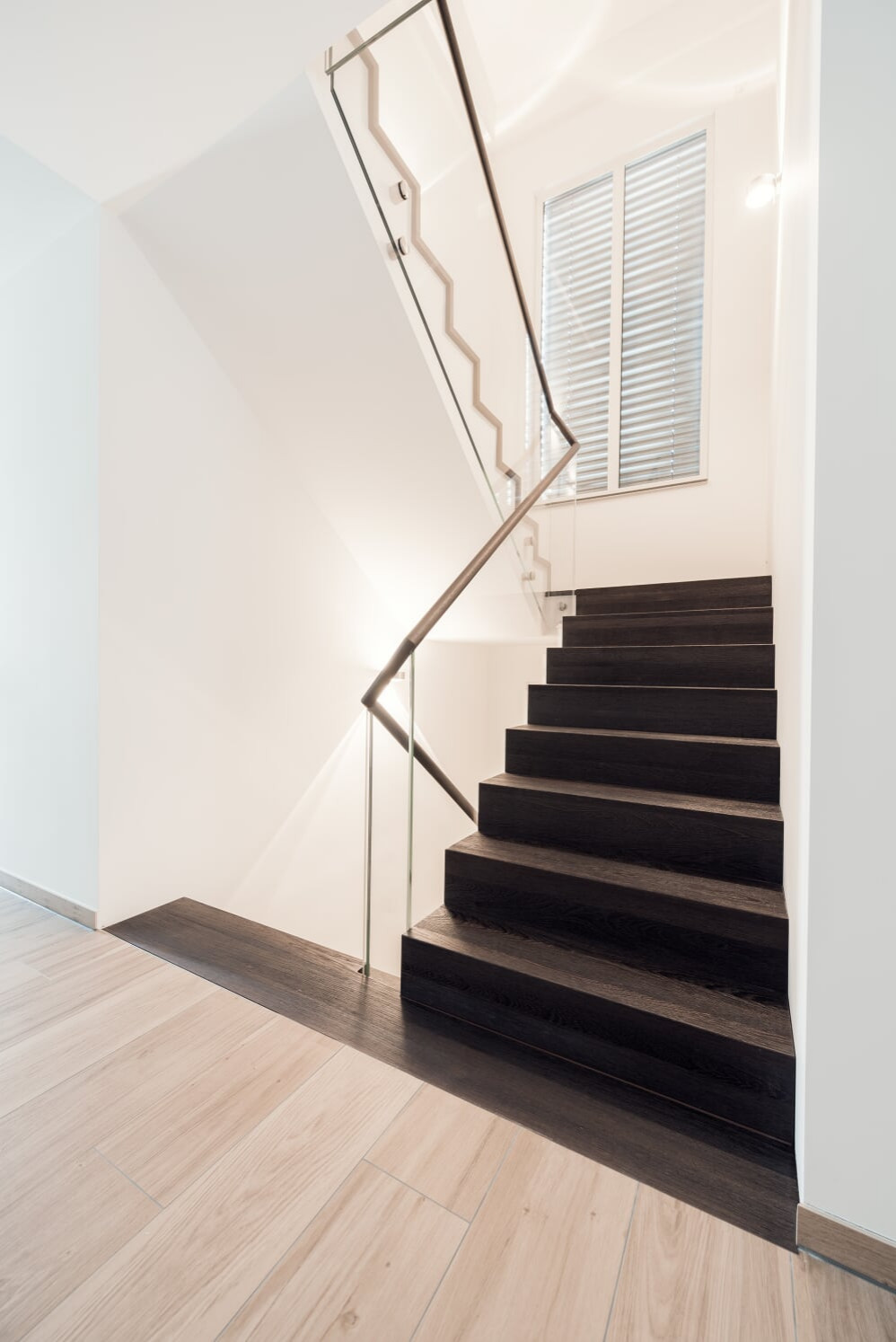 Лестница венге со стеклянной балюстрадой и деревянными перилами