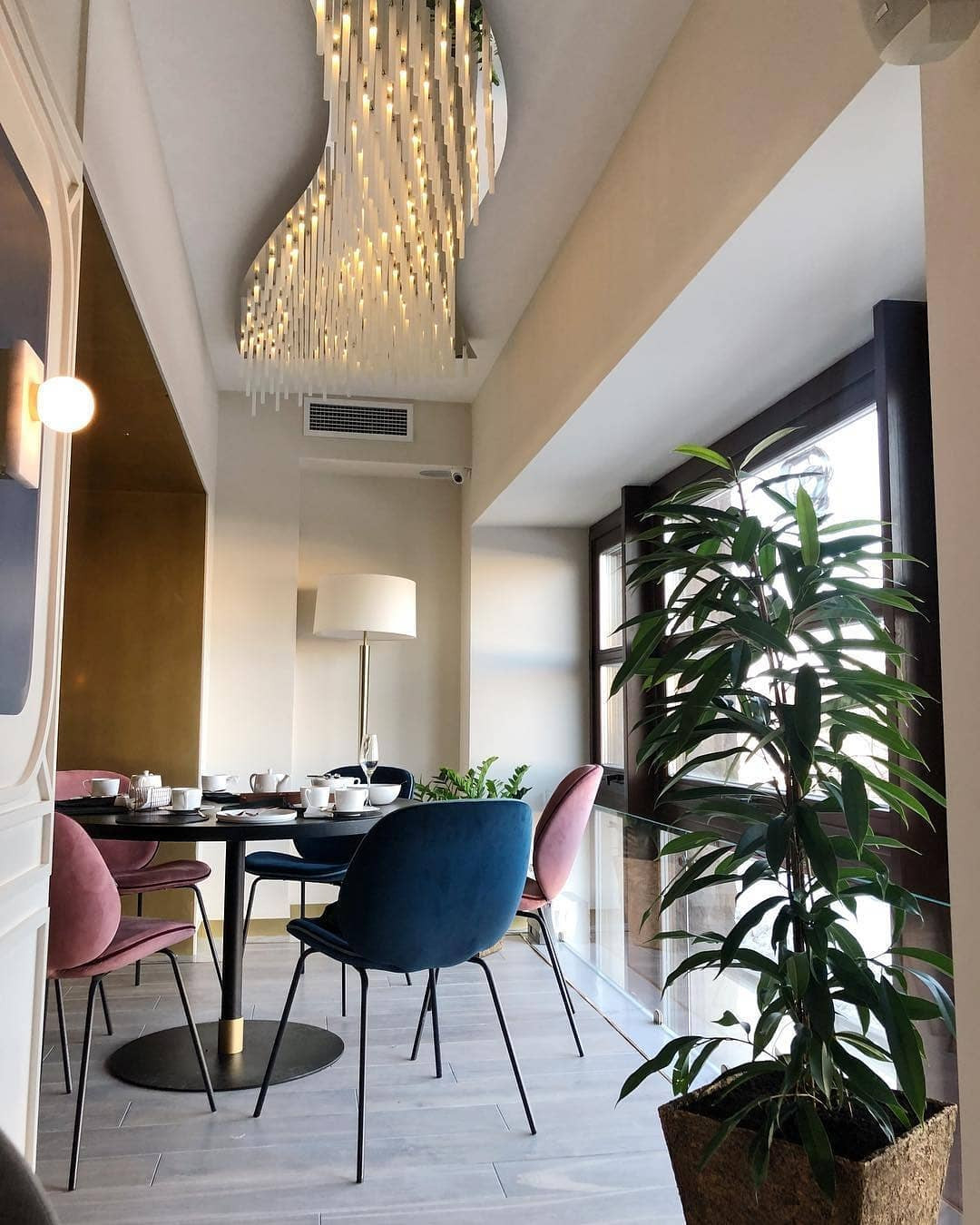 Обложка проекта: Люстры из трубочек для ресторана