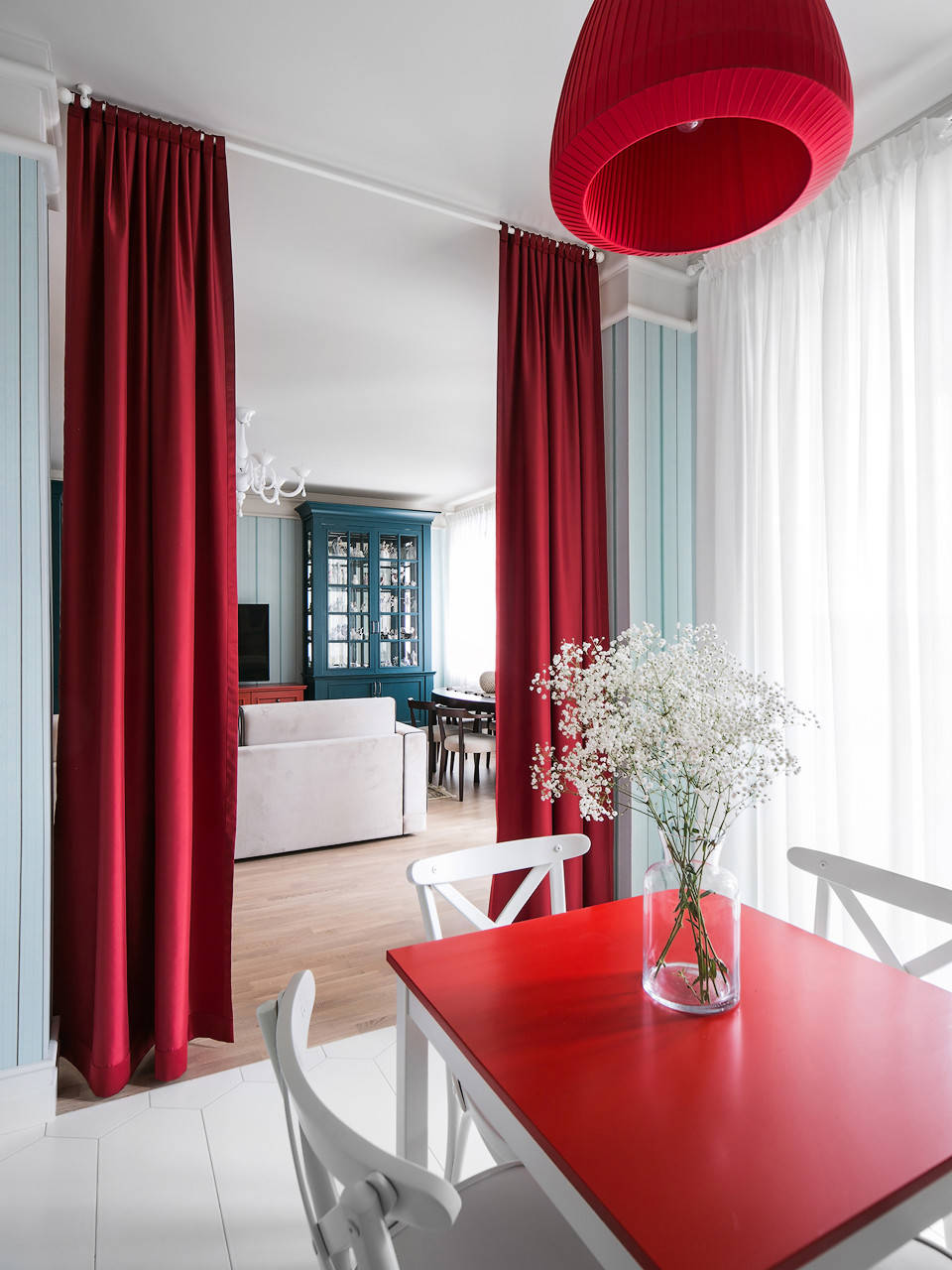 Houzz тур: Квартира с цветными шкафами для коллекции фарфора