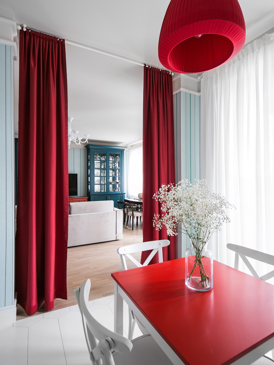 Обложка статьи: Houzz тур: Квартира с цветными шкафами для коллекции фарфора