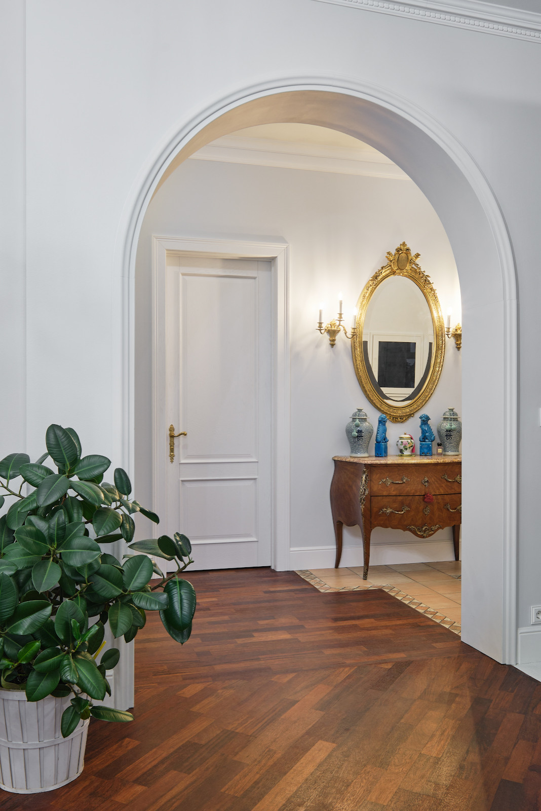 Классический интерьер с Орлеаном в отделке дуб