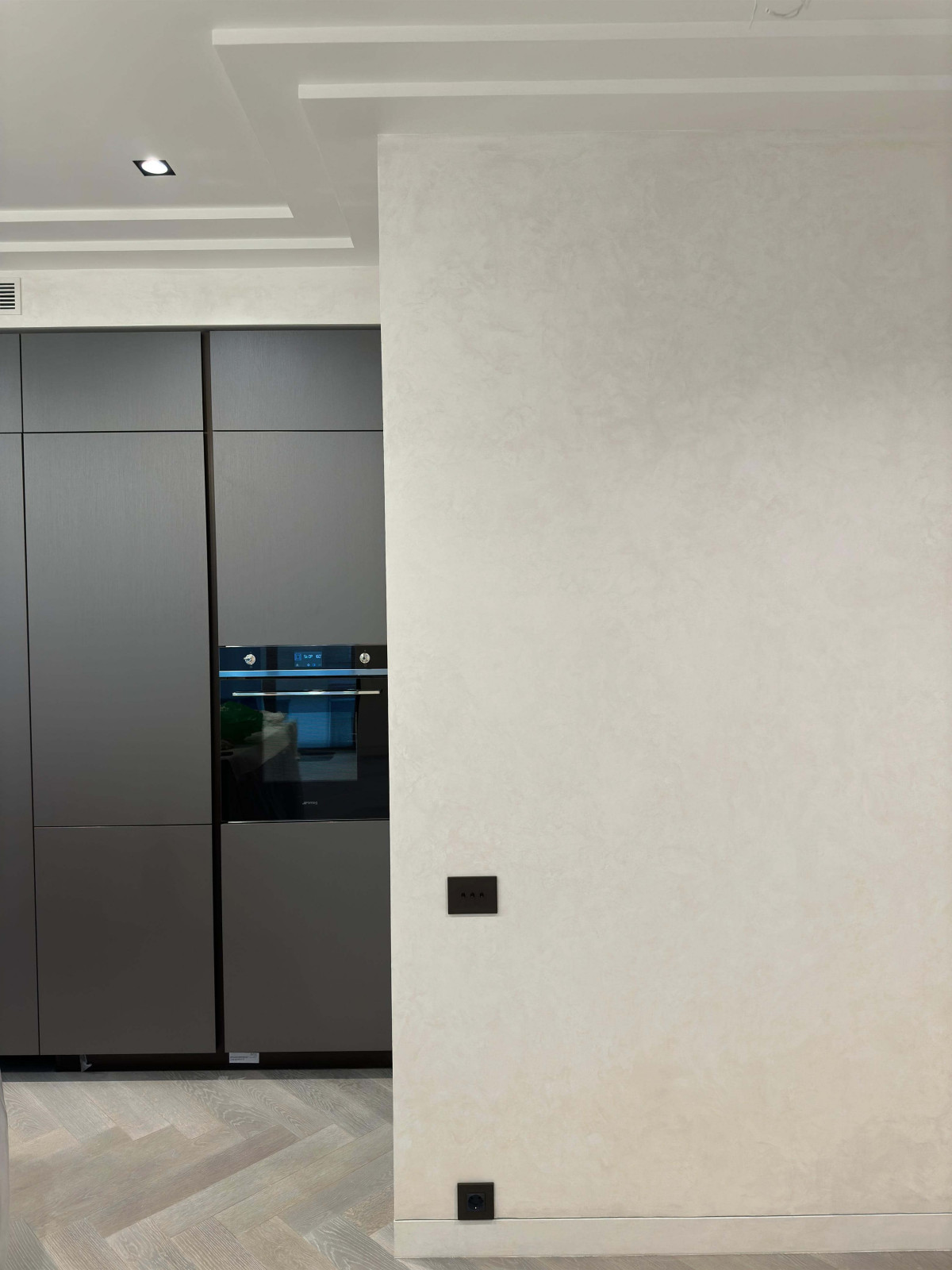 Отделка под мокрый шелк Italica Luce в интерьере со скрытыми дверьми