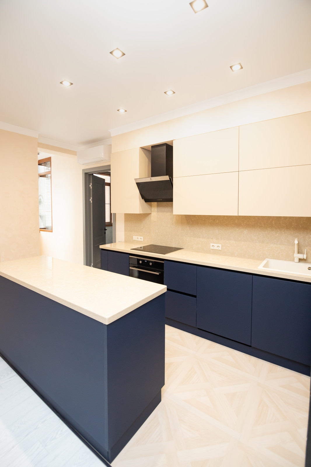 Бело-синяя кухня в современном стиле