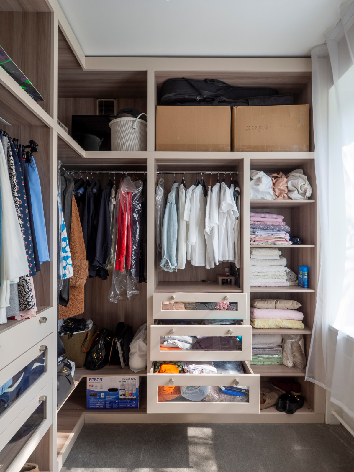 Функциональная гардеробная в современном стиле