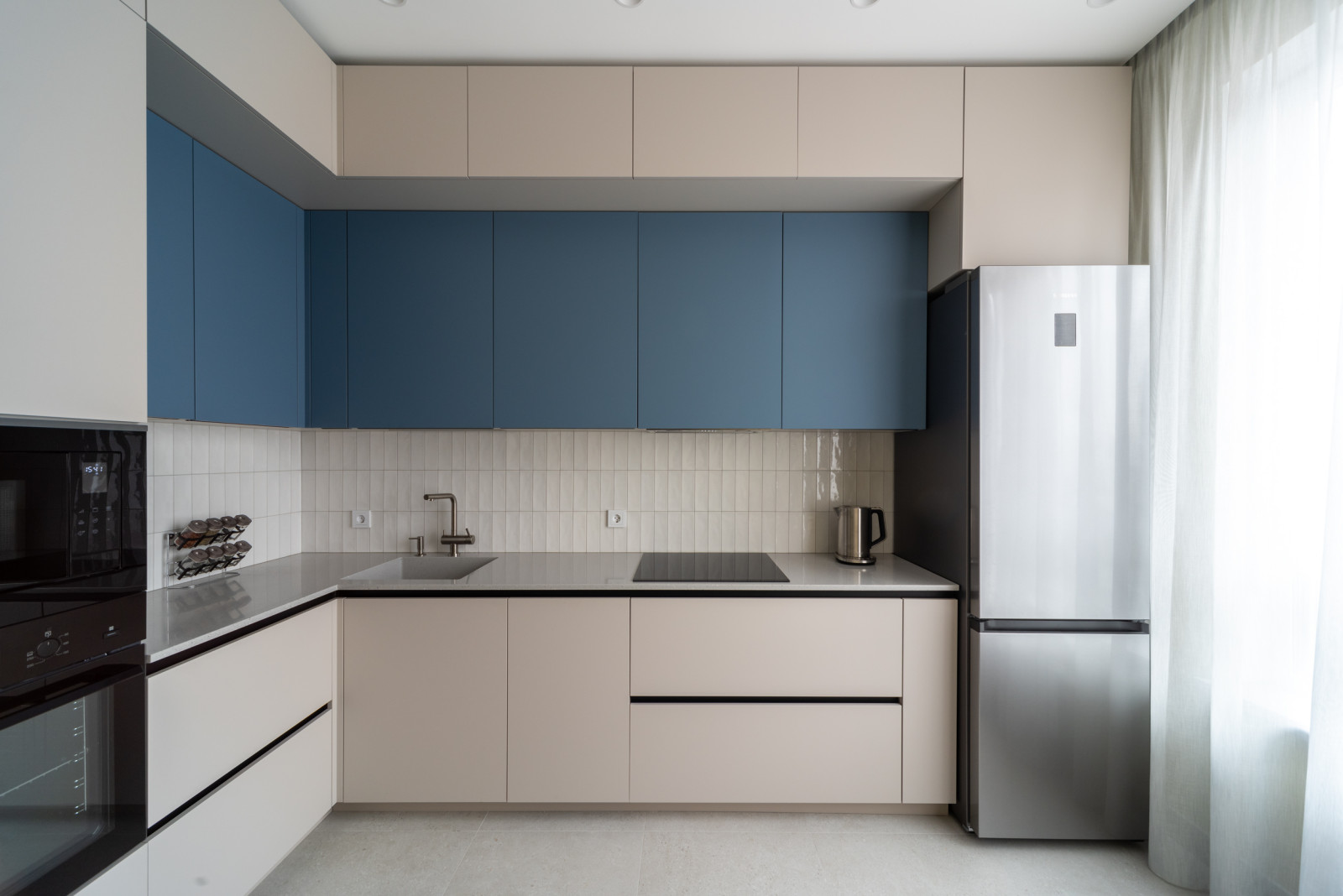 Двухуровневая угловая кухня